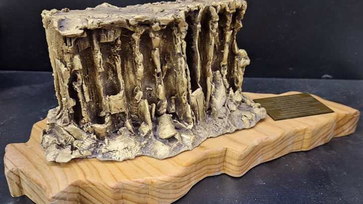 صلاة صامتة للبابا في المرفأ وهديّة تذكاريّة من الموقع