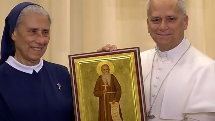 البابا حيّا الحاضرين في دير الصّليب بالعربيّة والأمّ مخلوف ترحّب به بتأثّر