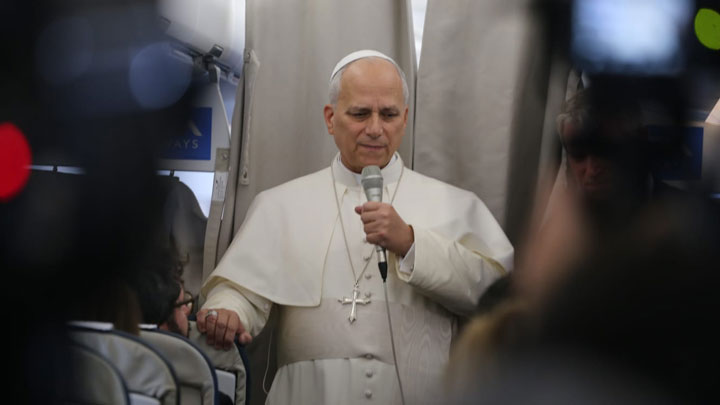 المؤتمر الصّحفيّ للبابا لاوُن الرّابع عشر على متن الطّائرة خلال عودته من لبنان إلى  روما