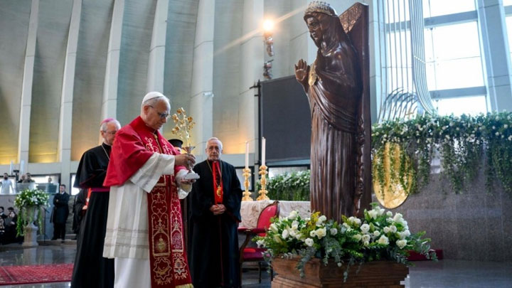 ما كانت الهدايا التّذكاريّة الّتي قدّمها البابا في لبنان؟