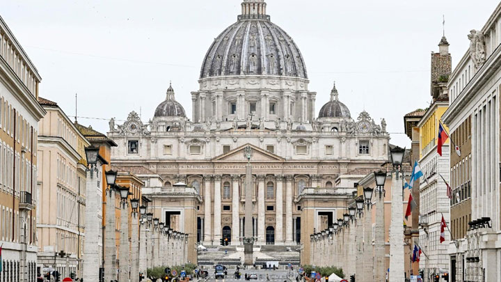 هذا ما فعله البابا فور عودته من بيروت!