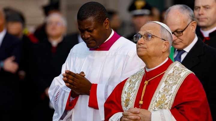 البابا عند أقدام مريم سيّدة الحبل بلا دنس، وإليكم الصّلاة الّتي تلاها!