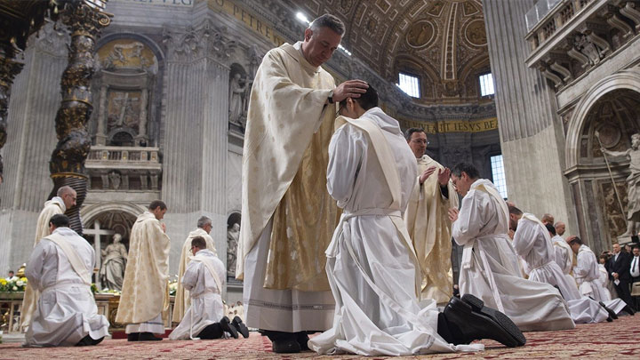 "أمانة تولّد مستقبلًا"... رسالة رسوليّة بابويّة حول الكهنوت