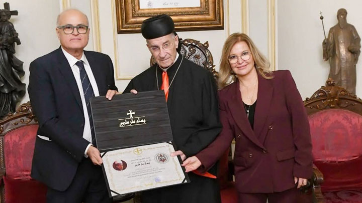 البطريرك الرّاعي يمنح السّيّد فادي رومانس وسام مار مارون