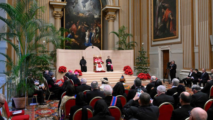 البابا يتذكّر زيارته إلى لبنان خلال لقائه أعضاء السّلك الدّبلوماسيّ في الفاتيكان