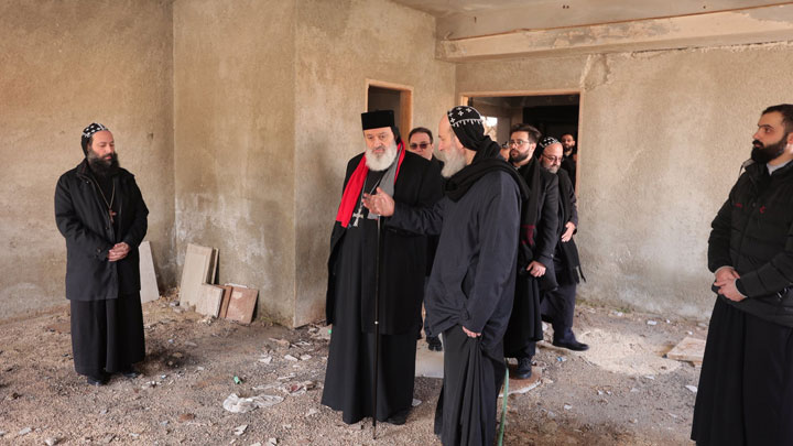 أفرام الثّاني عاين الأضرار في المشفى التّابع لمطرانيّة حلب ومبنى مدرسة الكلمة