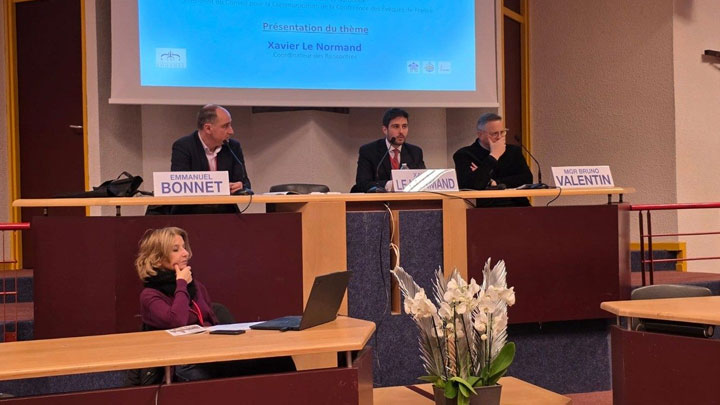 البابا يدعو الصّحفيّين الكاثوليك إلى الاقتداء بكاهن شهيد، من هو؟