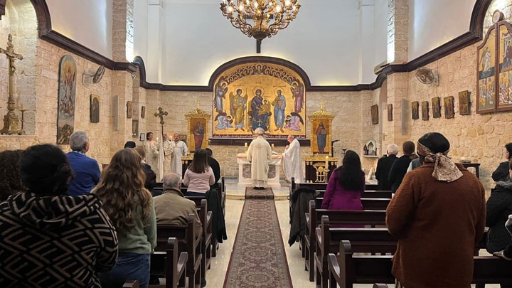 المطران شامي ترأّس القدّاس في مستهلّ الأربعين ساعة سجود أمام القربان المقدّس