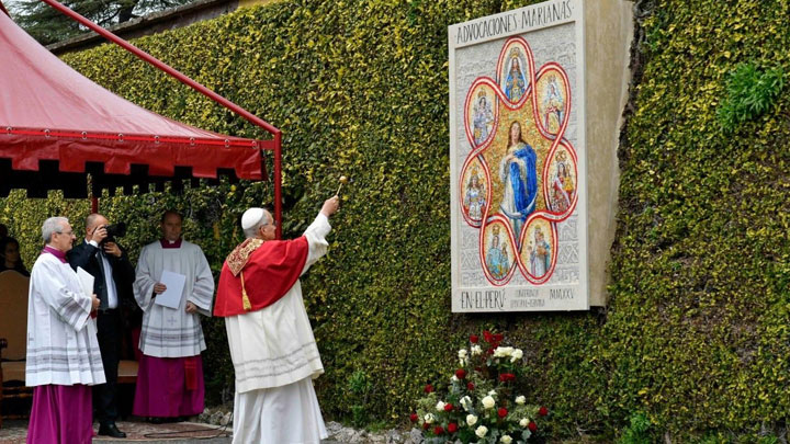 من حدائق الفاتيكان البابا يؤكّد عمق العلاقة مع البيرو
