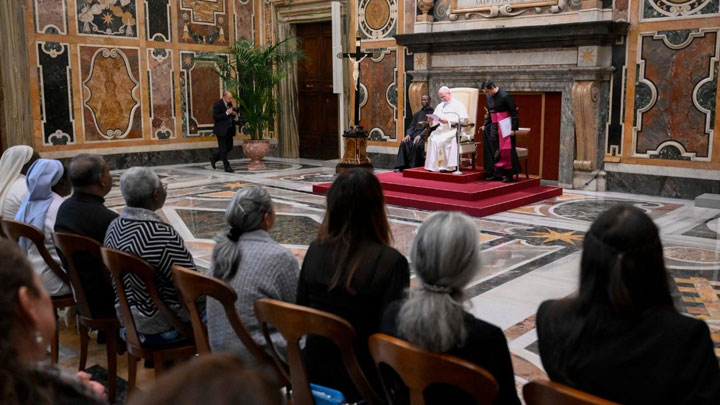 بمَ طالب البابا من أجل "صغار الله"؟