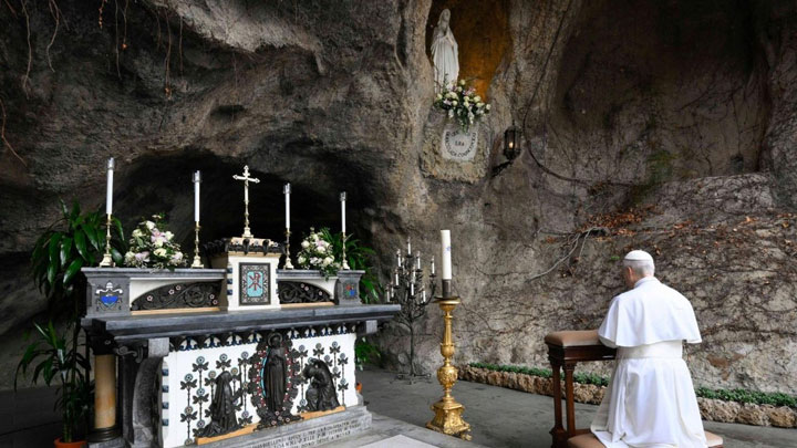 البابا يصلّي مع المرضى ومن أجلهم