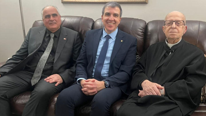 زيارة تكريميّة لسفير لبنان في كندا إلى أكبر كاهن مارونيّ معمّر الأب بولس عنيد في أوتاوا