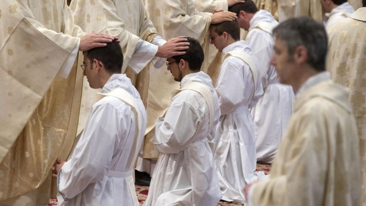 البابا في رسالته لليوم العالميّ للصّلاة من أجل الدّعوات: توقّفوا، أصغوا، وثقوا