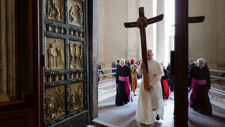 البابا سيحمل الصّليب في الجمعة العظيمة، والتّفاصيل؟