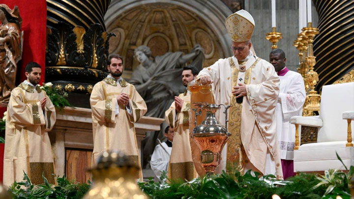 البابا ترأّس قدّاس الميرون الأوّل له كأسقف روما، فماذا قال؟