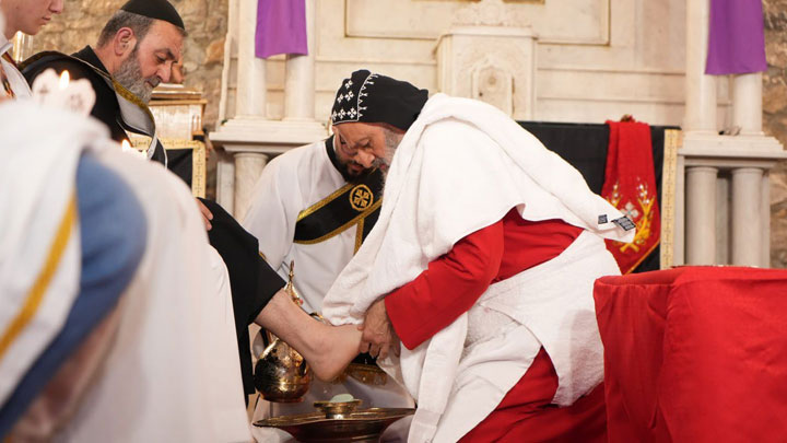 أفرام الثّاني في خدمة الغسل على مثال الرّبّ يسوع