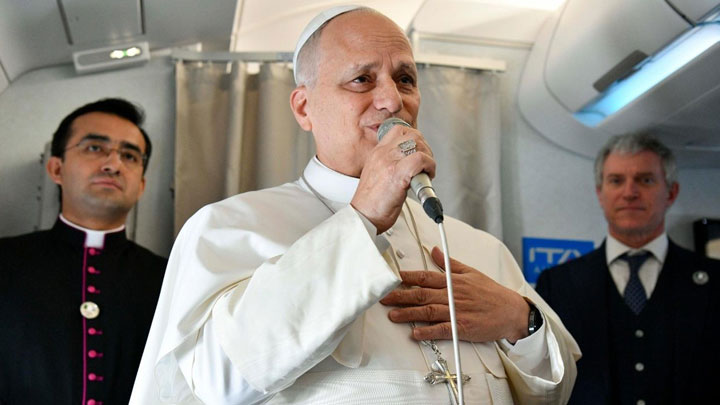 البابا ردًا على ترامب: لستُ سياسيًا، ولا أريد الدّخول في نقاش معه