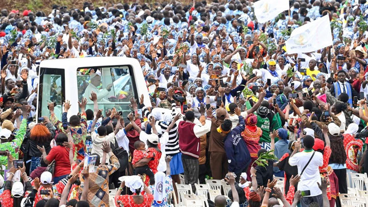 البابا في قدّاس إلهيّ بالكاميرون: حان الوقت لبناء مجتمع يسود فيه السّلام والمصالحة