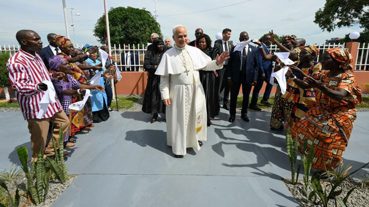 البابا لقاطني دار رعاية المسنّين في أنغولا: يسوع يسكن هنا أيضًا في هذا البيت!