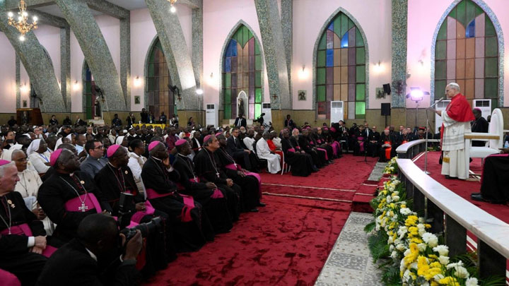 بمَ أوصى البابا الإكليروس والمكرّسين في أنغولا؟