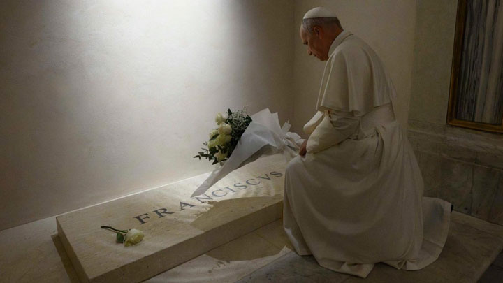 في طريقه إلى غينيا الاستوائيّة، البابا يتذكّر سلفه في الذّكرى السّنويّة الأولى لرحيله