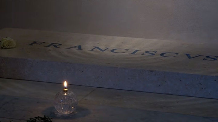 البابا من قلب أفريقيا متّحدًا مع المصلّين في روما بالذّكرى الأولى لرحيل البابا فرنسيس