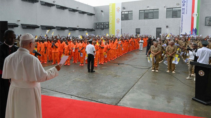 البابا في زيارته المساجين: لا أحد مستثنى من محبّة الله!