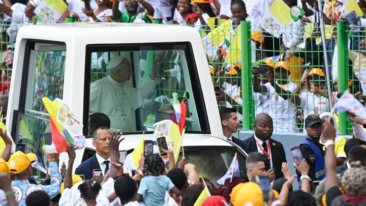 بعد 11 يومًا وأكثر من 20 رحلة جوّيّة البابا غادر القارّة الأفريقيّة