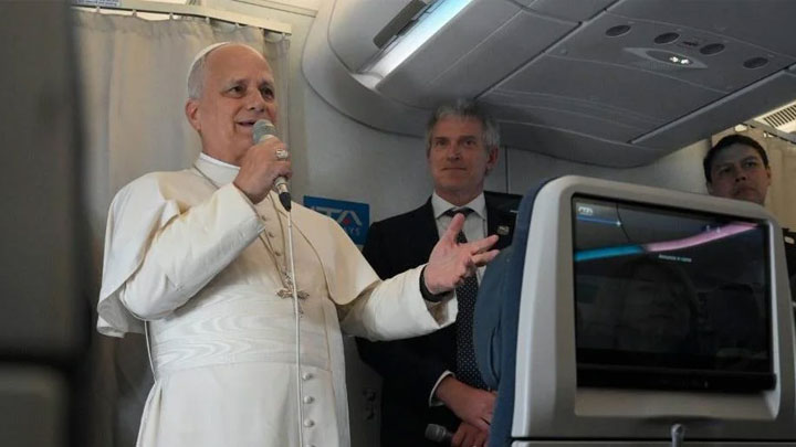 البابا يحمل معه صورة لطفل لبنانيّ، والتّفاصيل؟