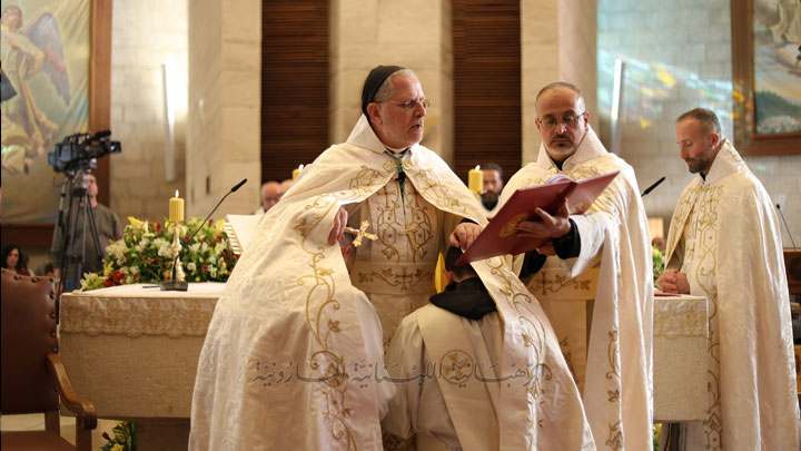 دير عنّايا شهد على سيامة كاهنين جديدين